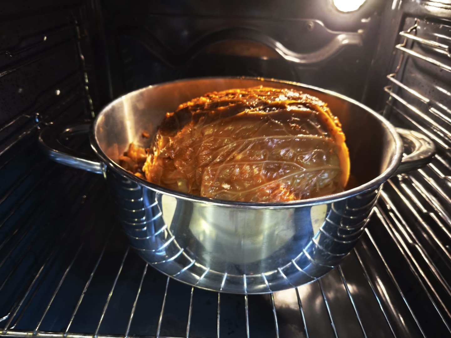 Varză umplută cu carne/ Arată ca o sarma uriașă și are gust de sarmale, doar că este mai ușor de preparat