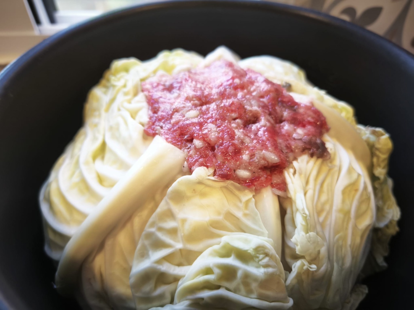 Varză umplută cu carne/ Arată ca o sarma uriașă și are gust de sarmale, doar că este mai ușor de preparat