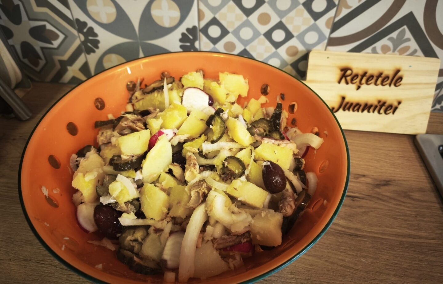 salata orientala cu sardine din conserva poate fi un pranz sau o cina rece de vara