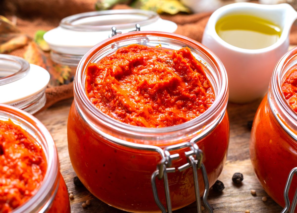 ajvar-un-fel-de-zacusca-balcanica-din-ardei-si-vinete-preparat-la-friteuza-cu-aer-cald