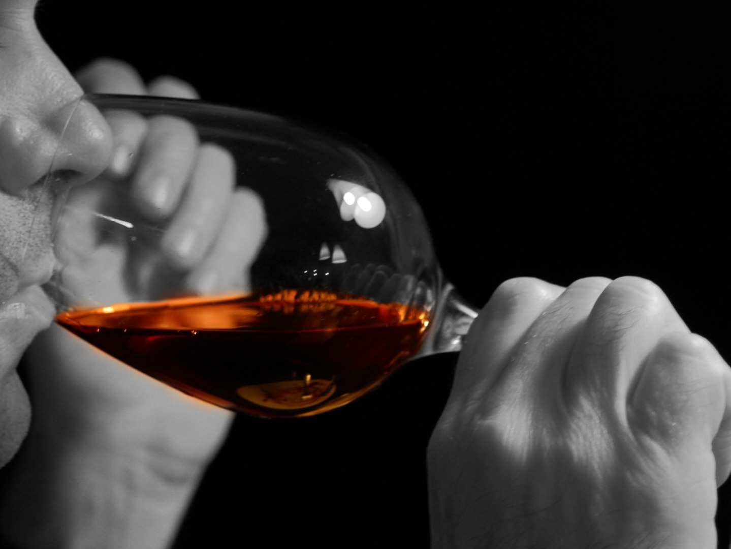 barbat-bea-alcool-vin-pahar