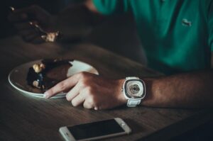 Un bărbat mănâncă un desert cu ciocolată