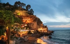 povestea-restaurantului-il-bikini-din-apropiere-de-napoli-desemnat-de-curand-de-ghidul-michelin-cel-mai-atragator-local-la-malul-marii-a-fost-inaugurat-in-1952-este-construit-la-baza-unei-stanci