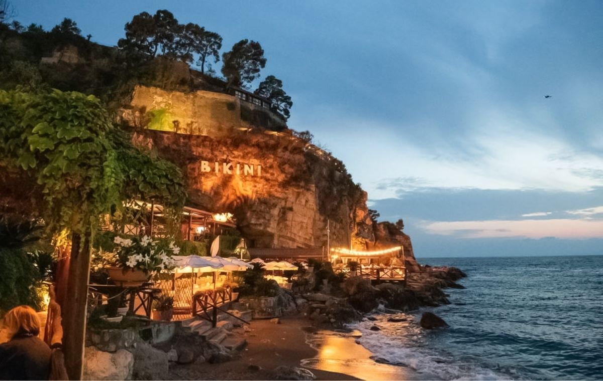 povestea-restaurantului-il-bikini-din-apropiere-de-napoli-desemnat-de-curand-de-ghidul-michelin-cel-mai-atragator-local-la-malul-marii-a-fost-inaugurat-in-1952-este-construit-la-baza-unei-stanci