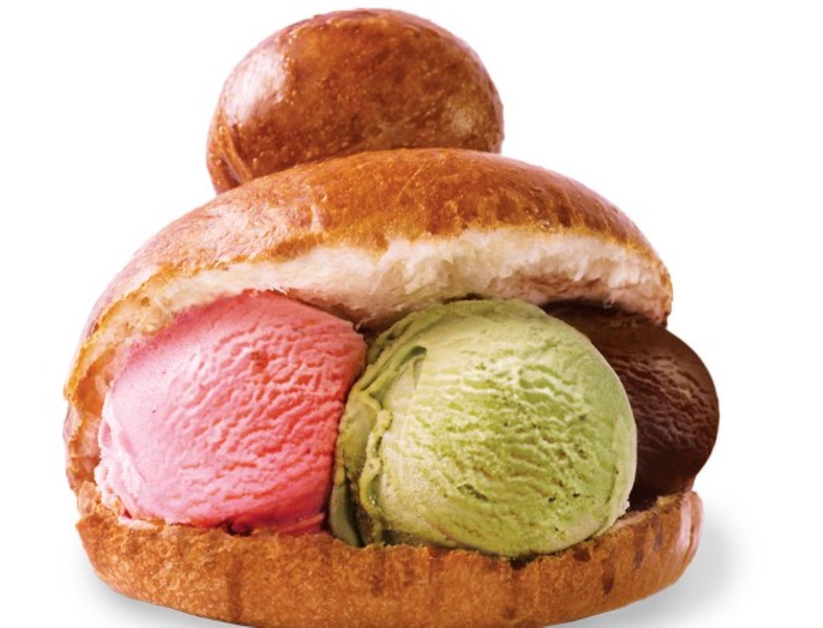 briosa-siciliana-pufoasa-cu-inghetata-la-mijloc-precum-un-sandvis-desertul-de-neratat-vara-in-trecere-prin-sicilia