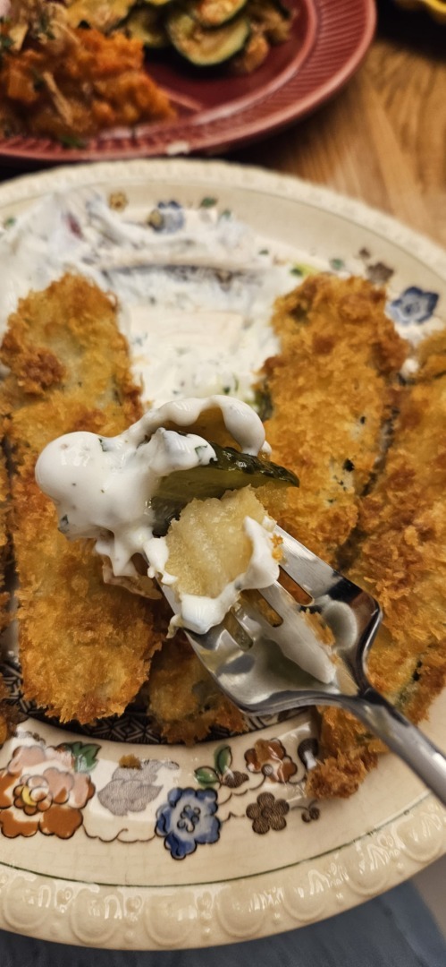 Castraveți murați pane crocanți, serviți cu sos de iaurt cu mărar