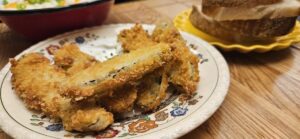 Castraveți murați pane crocanți, serviți cu sos de iaurt cu mărar