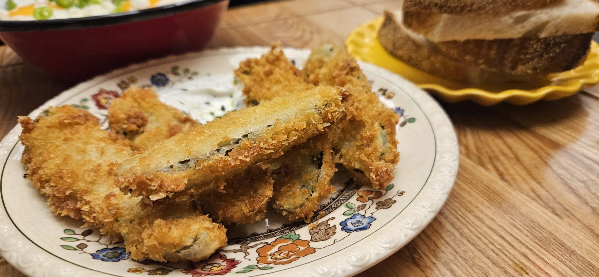 Castraveți murați pane crocanți, serviți cu sos de iaurt cu mărar