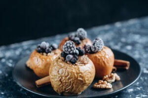 Când ți-e poftă de ceva dulce, o rețetă de mere coapte umplute cu afine e perfectă