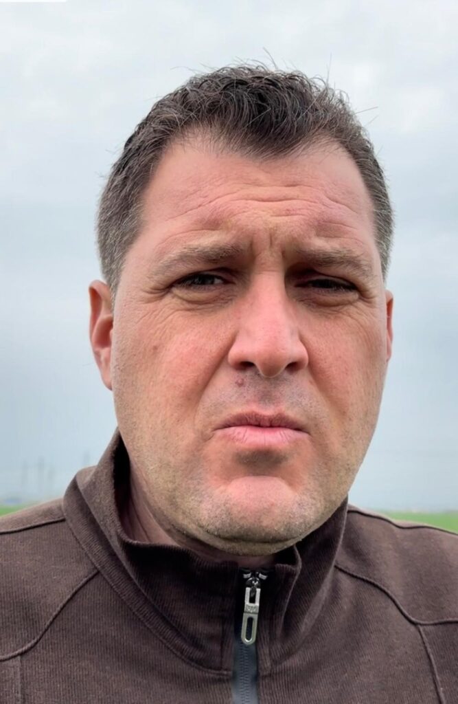 Fermierul Alexandru Chirită a pornit instalatia de irigare prin picurare la porumb.