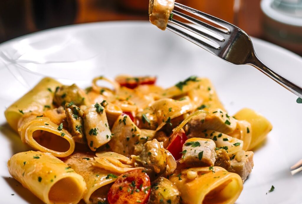 paste cu pui si rosii cherry