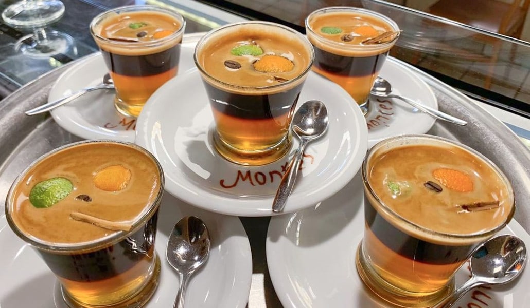 cafeaua se amestecă cu coniac, rom sau o băutură specială și devine un cocktail ușor alcolizat