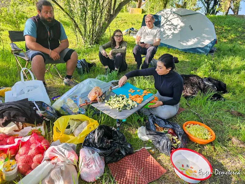 Participantii la ture cu caiacul în Delta Dunării pregatesc uneori mancare la ceaun.