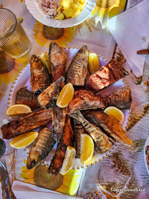 Masă cu pește în Delta Dunării.