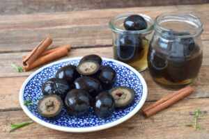 nuci-murate-nucile-verzi-se-pot-conserva-in-otet-un-aperitiv-englezesc-se-prepara-in-iunie