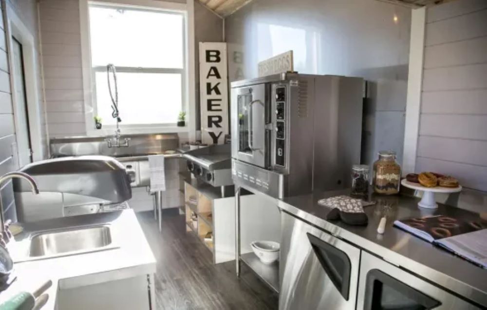 vrei-sa-produci-si-sa-vinzi-legal-preparate-alimentare-si-nu-poti-pentru-ca-nu-ai-bani-de-investit-exista-si-metoda-inchirierii-cu-orele-sau-cu-ziua-a-unui-spatiu-de-productie-cu-acte-in-regula