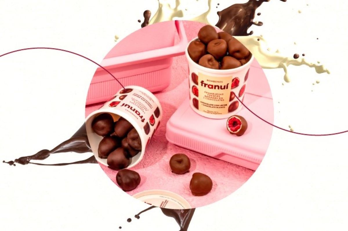 zmeura-proaspata-din-patagonia-acoperita-cu-doua-straturi-diferite-de-ciocolata-franui