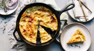 Frittata cu ciupeerci și brânzeturi, o rețetă simplă și rapidă pentru mic dejun