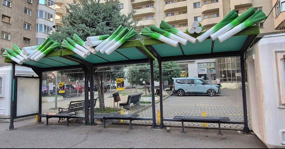 Primăria Craiova a montat fructe gigant peste stațiile de autobuz din municipiu