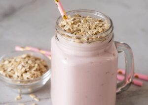 smoothie-de-capsuni-cu-lapte-si-fulgi-de-ovaz-preparat-de-seara-la-frigider-peste-noapte