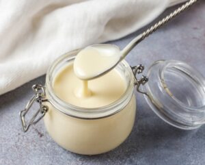 Crème Anglaise este o crema de vanilie lichida, cu textura de sos