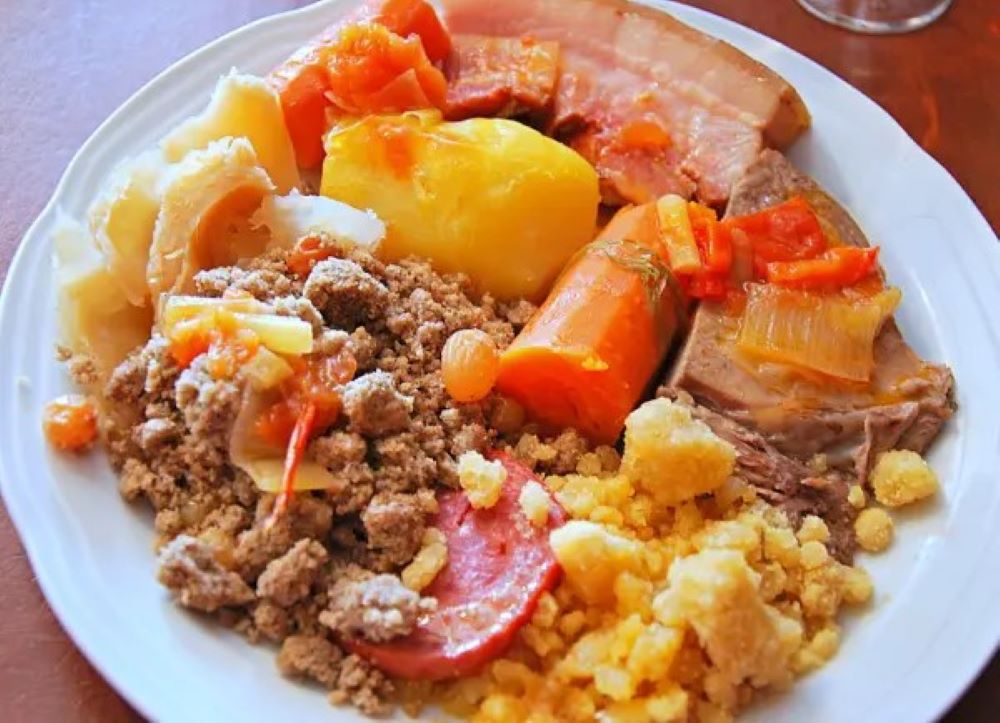 kig-ha-farz-o-mancare-traditionala-din-bretagne-este-un-fel-unic-alcatuit-din-carne-cu-legume-si-un-fel-de-galusti-din-faina-de-hrisca