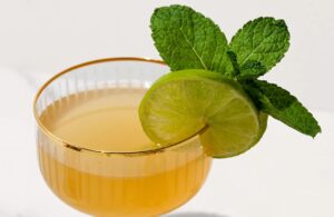 Kombucha cu ghimbir este o băutură ușoară de vară