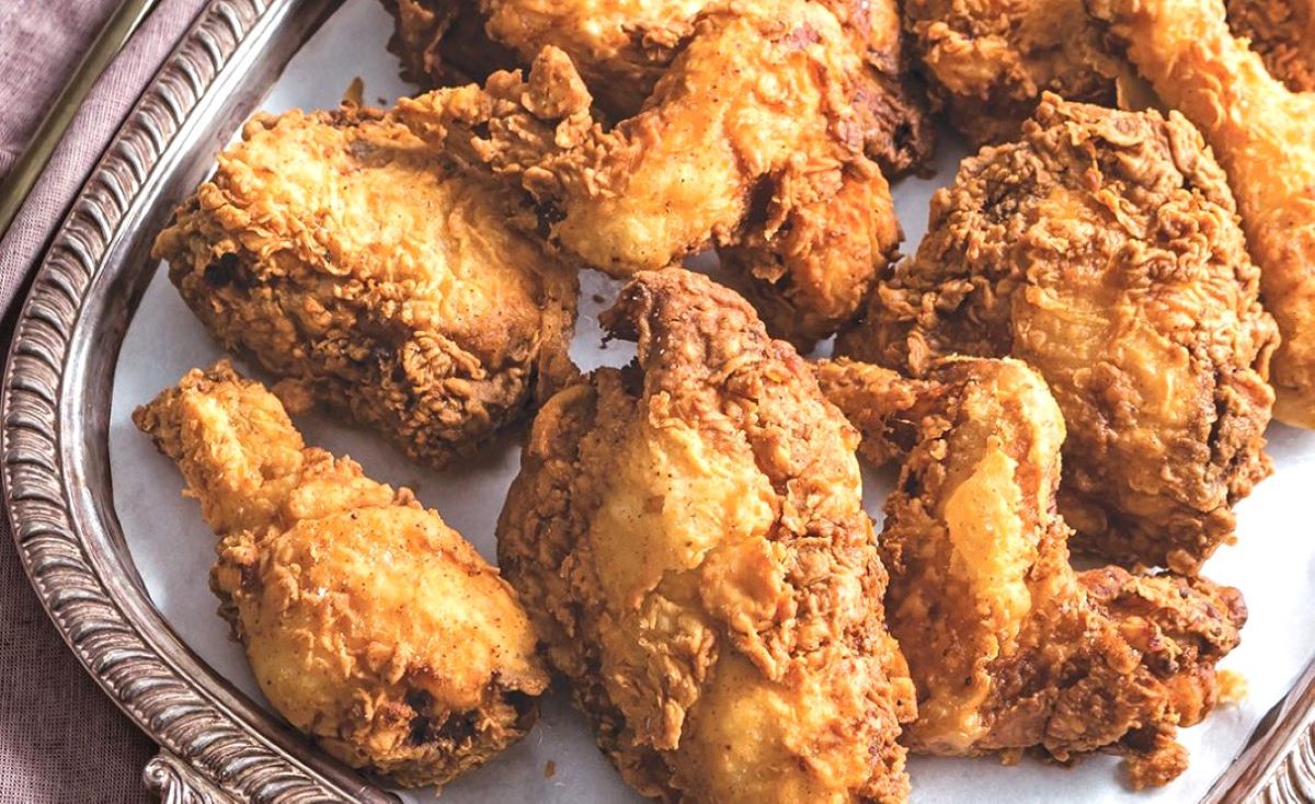 louisiana-chicken-o-reteta-de-pui-din-gastronomia-creola-a-sudului-statelor-unite-este-un-preparat-condimentat-cu-sos-si-se-serveste-cu-orez-cartofi-sau-porumb-ideal-la-masa-de-duminica