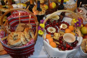 traditiile de Rusalii sunt impartierea de colivă, colaci, oale și farfurii împodobite, cirese si orez cu lapte