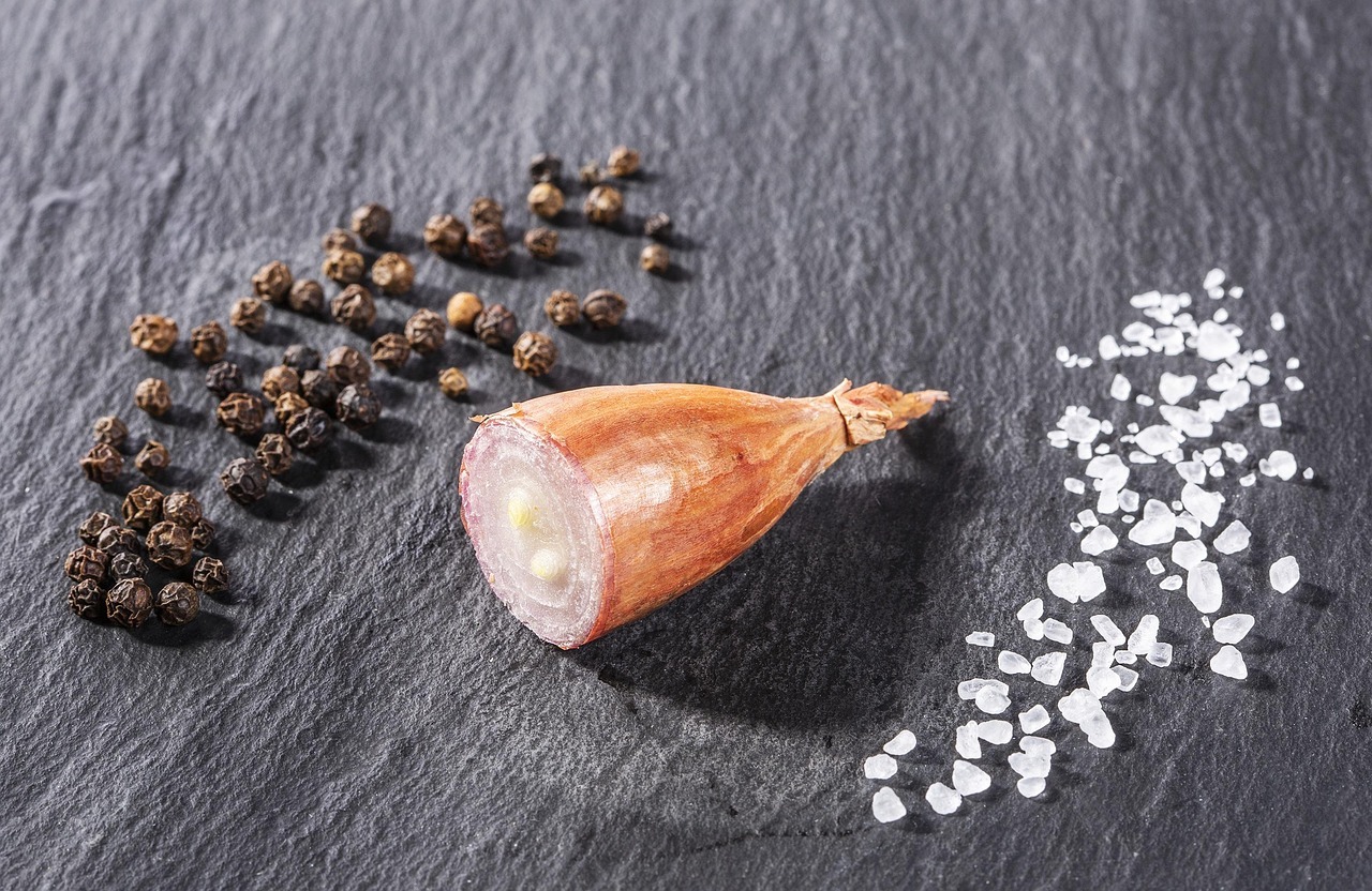 salota-cu-ce-se-deosebeste-de-ceapa-si-cum-se-foloseste-la-gatit