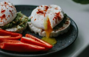 stapaneste-arta-oualor-posate-perfecte-cu-aceasta-reteta-de-mic-dejun-de-ce-sa-faci-oua-posate-si-cum-le-poti-servi-pentru-a-fi-si-mai-hranitoare