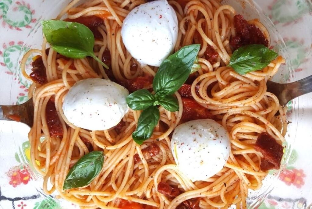 spaghetti-cu-trei-feluri-de-rosii-calde-sau-reci-cu-mozzarella-sau-parmezan-si-busuioc