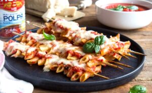 paste-pe-bat-gratinate-in-cuptor-cu-sos-de-rosii-si-mozzarella-cand-ai-chef-de-pizza-dar-vrei-sa-comanzi