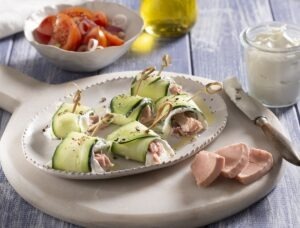 Rulouri de castraveți cu ton