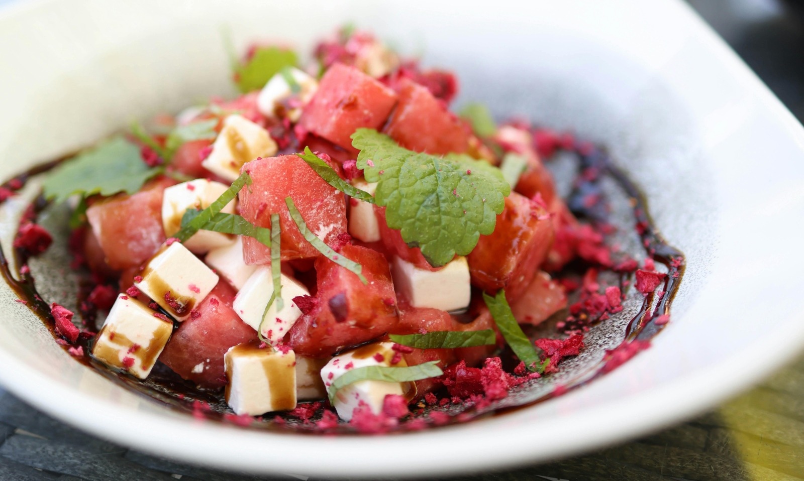 Salata de pepene verde si branza de capra, perfecta pentru vara