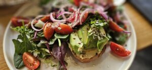 Sandwich delicios cu hummus, avocado, salată și semințe