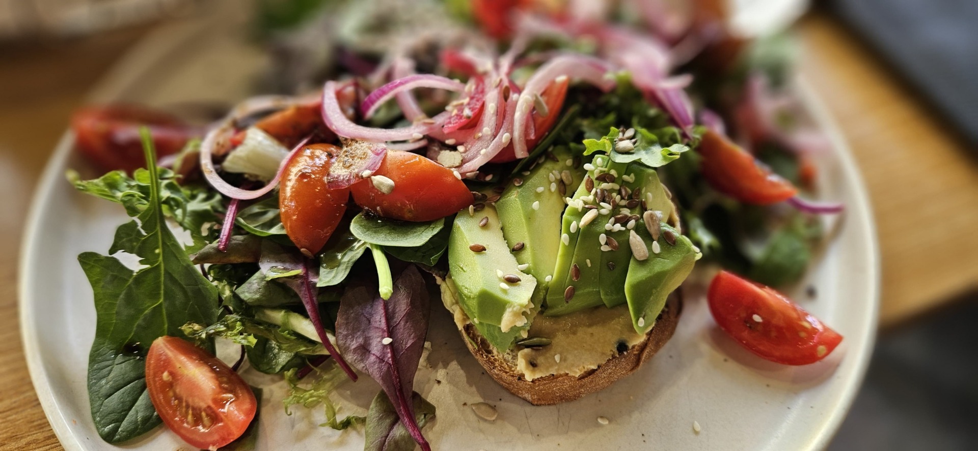 Sandwich delicios cu hummus, avocado, salată și semințe