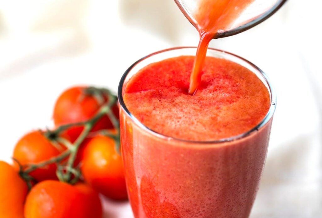 un-pahar-de-suc-de-rosii-