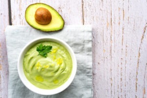 Supă rece de avocado, o rețetă simplă și rapidă perfectă pentru vară