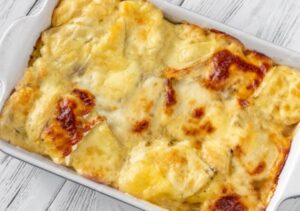 tartiflette-reteta-traditionala-franceza-din-cartofi-bacon-ceapa-branzeturi-la-cuptor