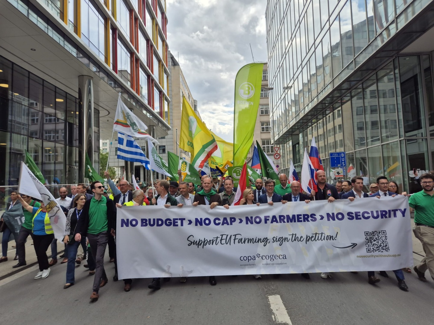 Fermierii europeni protestează cu cântec