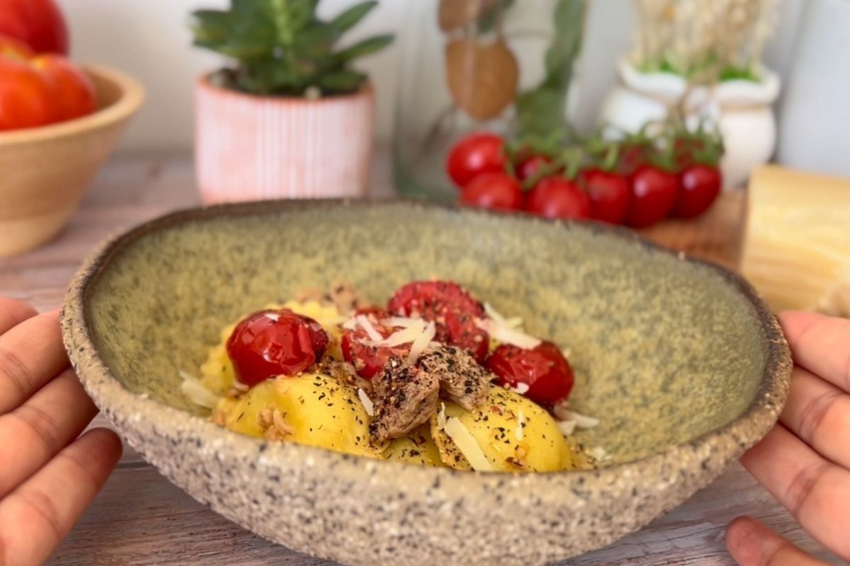 Cină rapidă: Ravioli cu ton și roșii cherry, gata în 15 minute