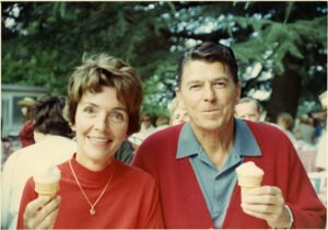Ronald Reagan și Nancy Reagan mâncând înghețată