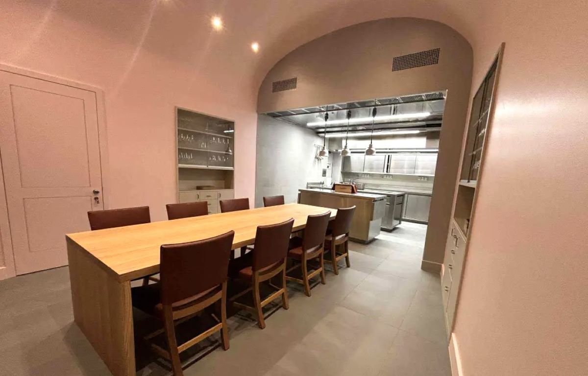 nou-concept-de-experienta-gourmet-la-restaurant-o-camera-rezervata-exclusiv-grupurilor-mai-mari-cu-pret-si-meniu-fix-propunerea-unui-chef-cu-trei-stele-michelin