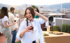 o femeie care este cu un pahar de vin in mana