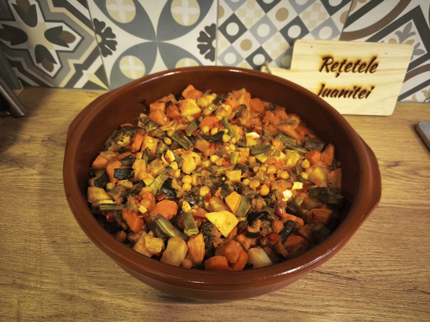 Ghiveci mediteraneean este un fusion între ghiveciul românesc și aromele Mediteranei o combinație echilibrată de proteine și vitamine, într-un produs 100% vegan