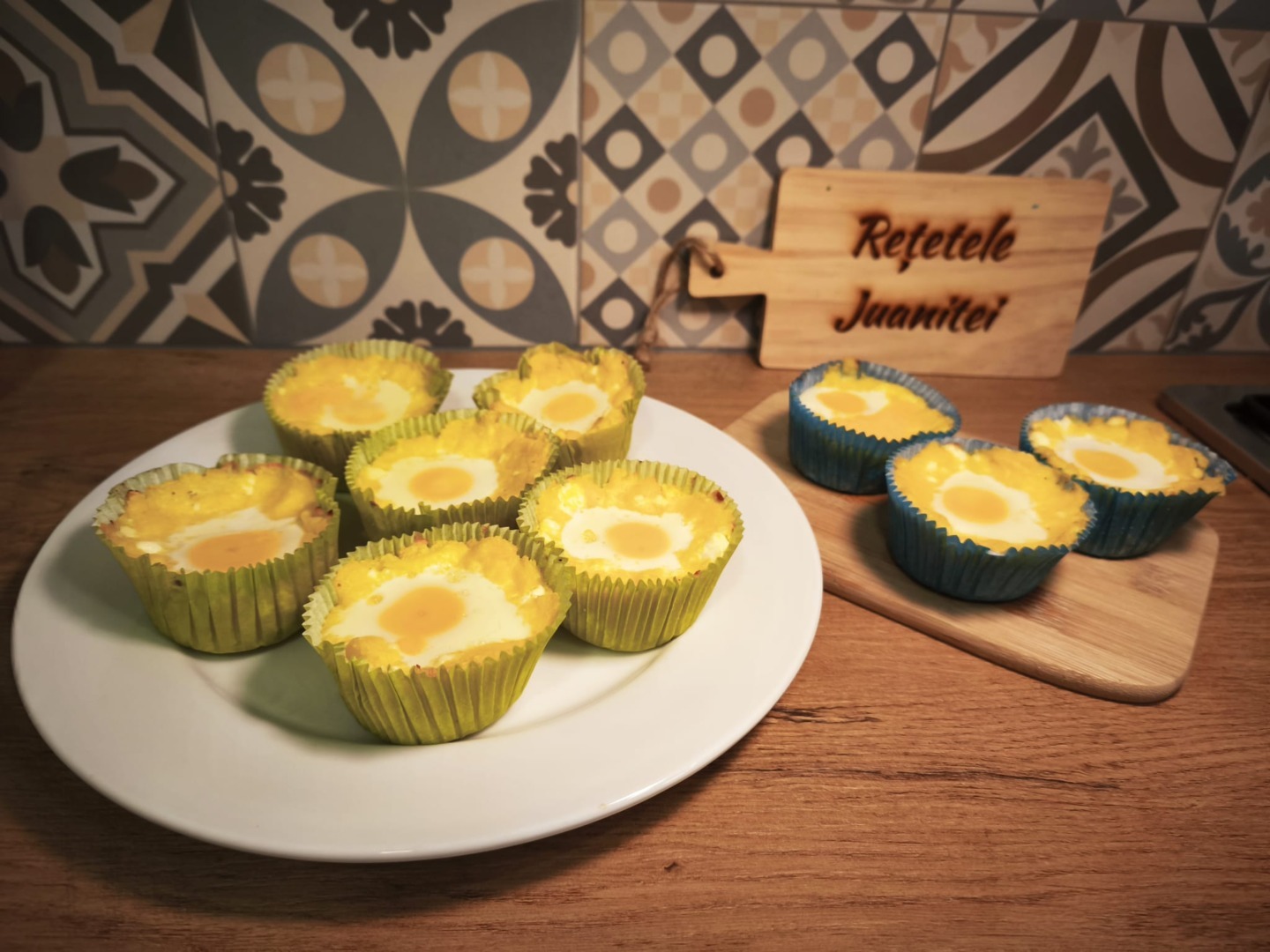 Cuiburile minitarte sărate de mămăligă cu brânză și ouă de prepeliță reprezinta o soluție pentru a refolosi inteligent resturile de mămăliga si a obtine un preparat delicios