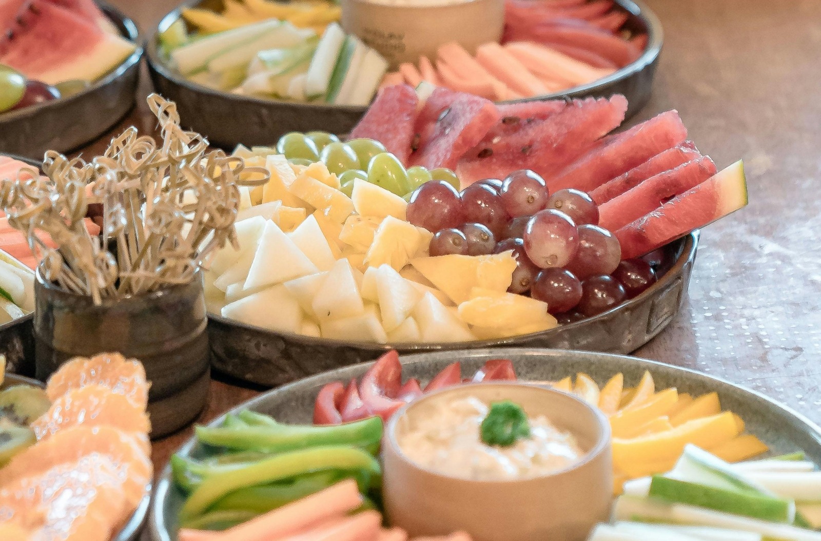 sapte-alimente-care-nu-sunt-asa-bogate-in-carbohidrati-pe-cat-credeai-morcovul-mazarea-pepenele-si-alte-cateva-alimente-se-afla-pe-lista-celor-care-contin-carbohidrati-dar-sunt-bogate-si-in-fibre