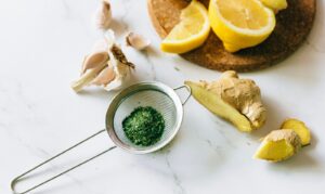 Beneficiile apei cu usturoi, ghimbir si lamaie