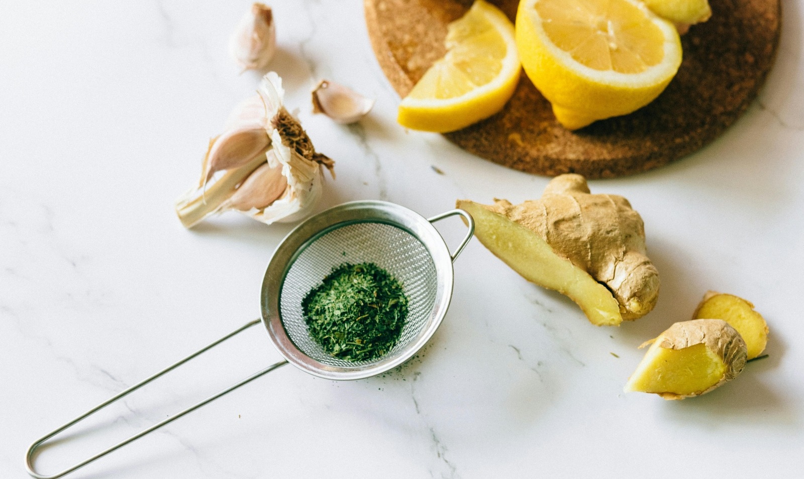 Beneficiile apei cu usturoi, ghimbir si lamaie